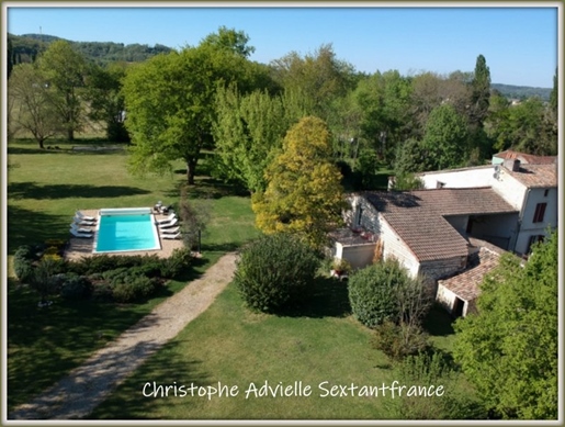 17 pièces 700 m² · à Bergerac · 700 m² · 945 000 €