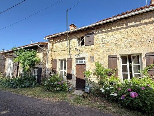 Maison 9 pièces 302 m² · à Champagne-Mouton · 302 m² · 265 950 €