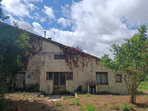 Maison 4 pièces 104 m² · à Nanteuil-en-Vallée · 104 m² · 49 500 €