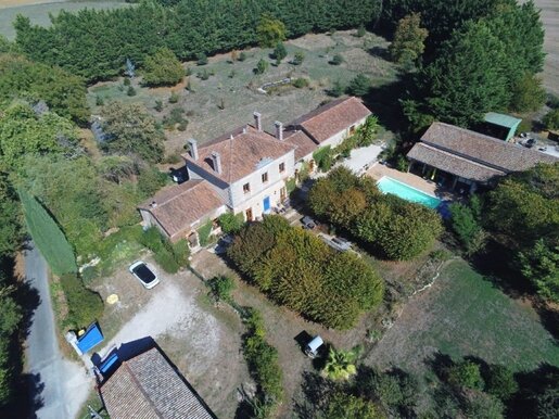 Maison 9 pièces 338 m² · à Ruffec · 338 m² · 425 000 €