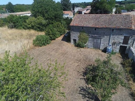 Maison 107 m² · à Ruffec · 107 m² · 34 000 €