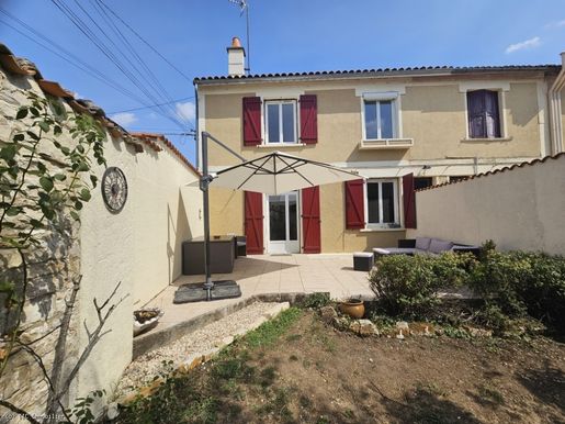 Maison 4 pièces 104 m² · à Aigre · 104 m² · 110 000 €