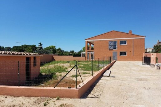 Maison 6 pièces 200 m² · à La Crau · 200 m² · 850 000 €