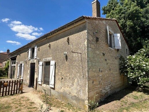 Maison 8 pièces 263 m² · à Aigre · 263 m² · 223 400 €