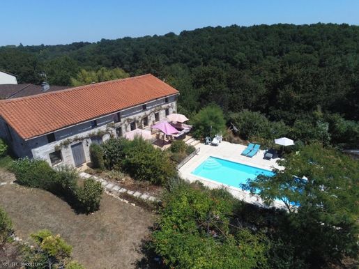 Maison 7 pièces 240 m² · à Civray · 240 m² · 368 400 €