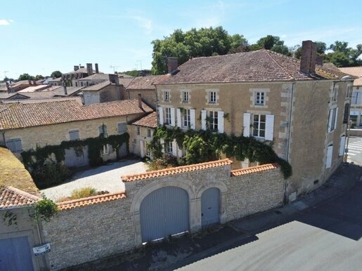 Maison 10 pièces 320 m² · à Champagne-Mouton · 320 m² · 347 360 €
