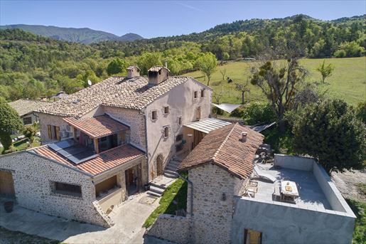 9 pièces 255 m² · à Thoard · 255 m² · 999 000 €
