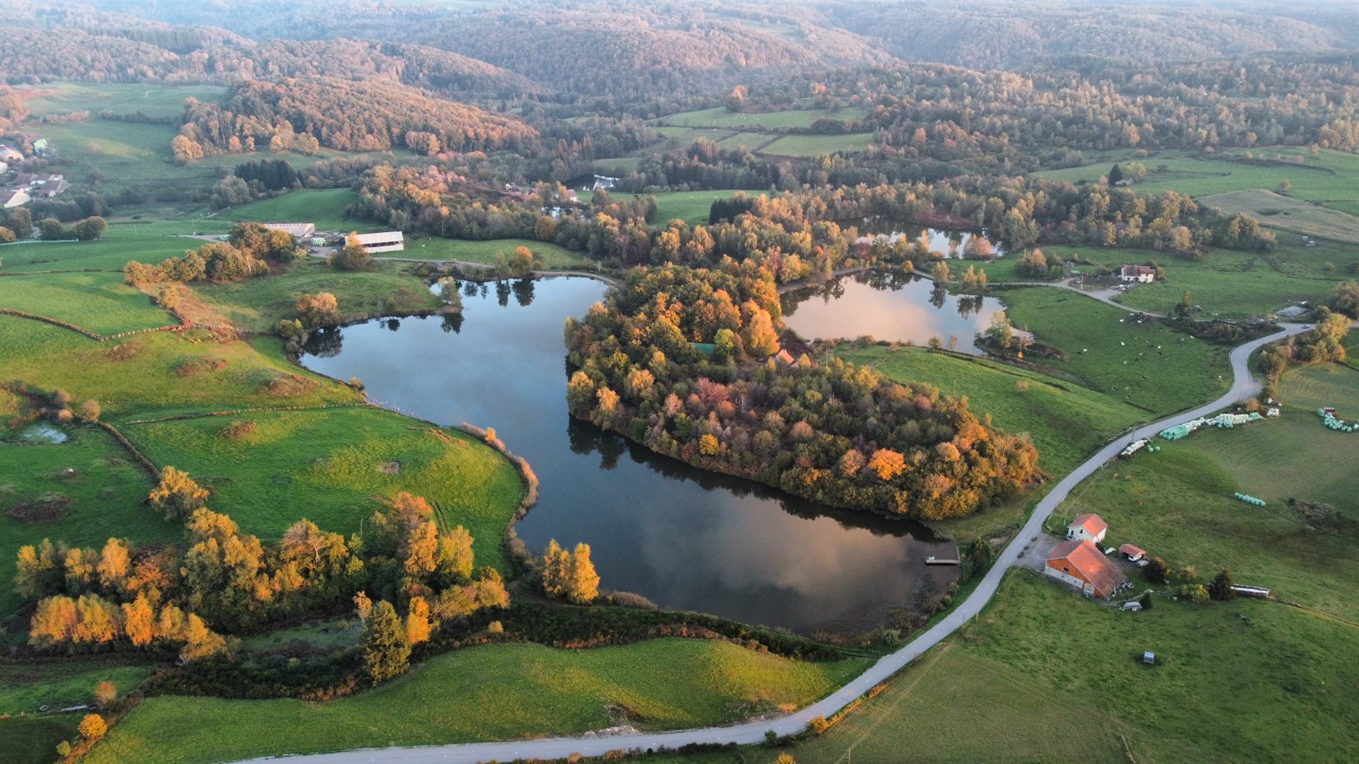8 ha, 2 domy, łąki, las, duże jezioro