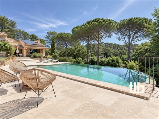 8 pièces 250 m² · à Nîmes · 250 m² · 1 420 000 €