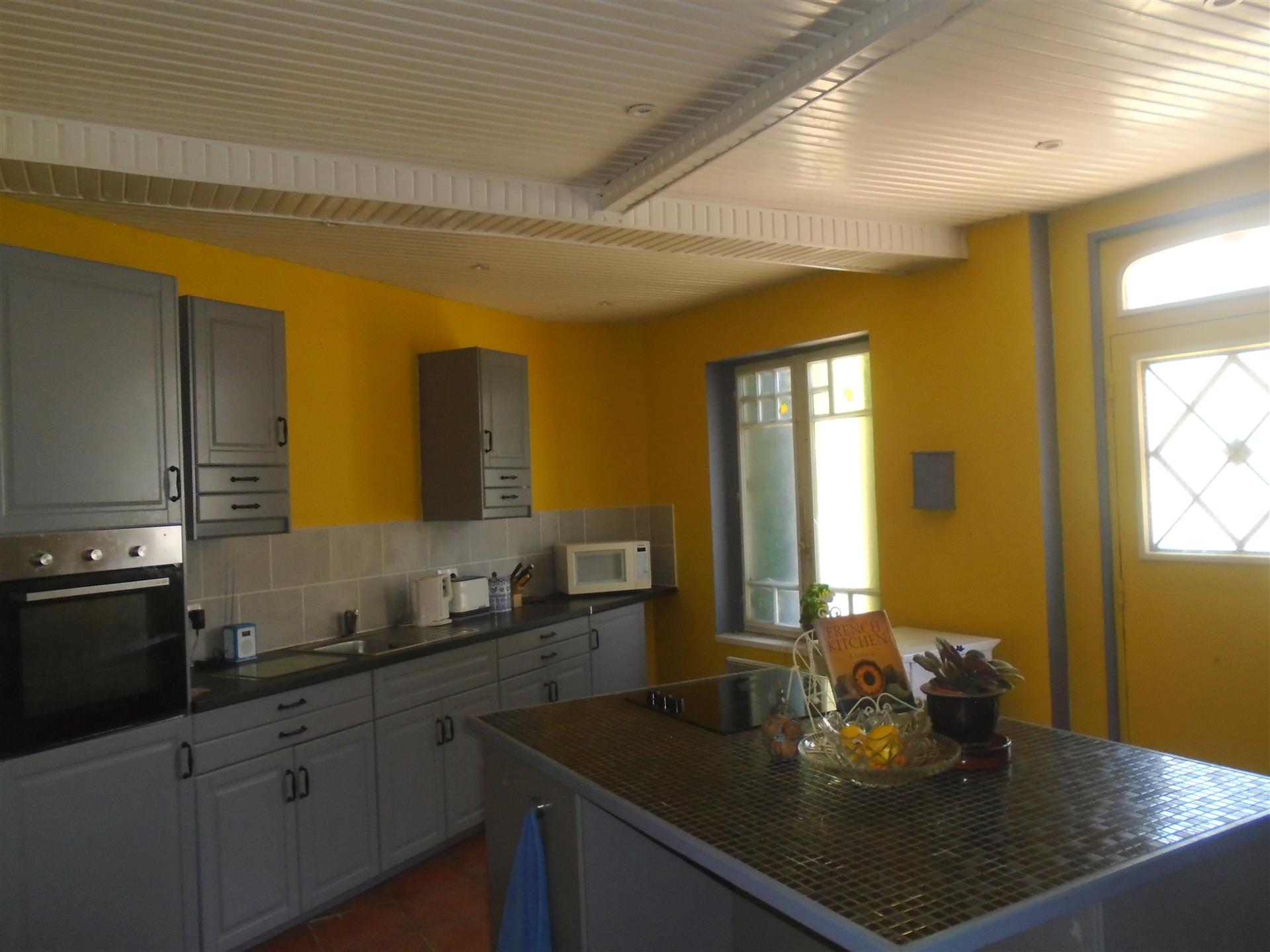 Casa y 2 casas rurales en las afueras del pueblo