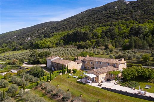 Maison 8 pièces 385 m² · à Bonnieux · 385 m² · 2 690 000 €