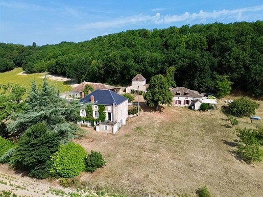 Maison 15 pièces 358 m² · à Hautefage-la-Tour · 358 m² · 499 000 €