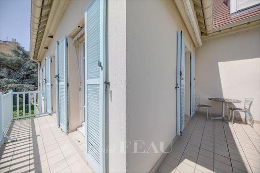 6 pièces 185 m² · à Saint-Germain-en-Laye · 185 m² · 1 670 000 €