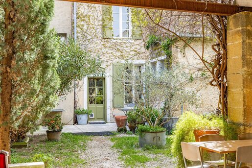 Maison 19 pièces 677 m² · à Sainte-Cécile-les-Vignes · 677 m² · 995 000 €