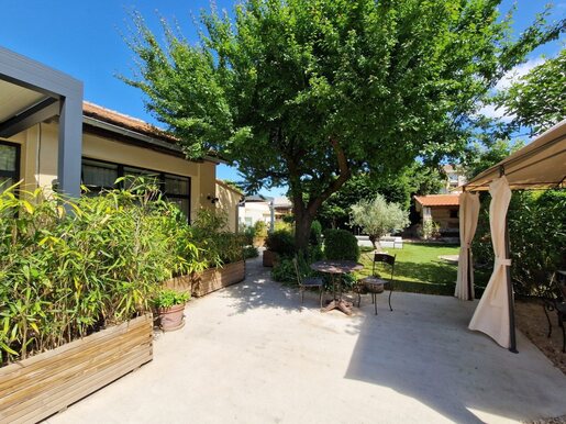 Maison 9 pièces 239 m² · à Vaison-la-Romaine · 239 m² · 696 000 €