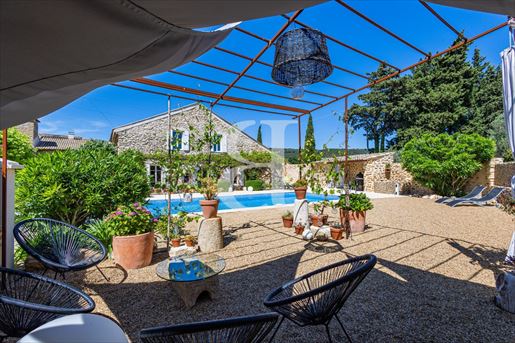 Maison 7 pièces 247 m² · à Uchaux · 247 m² · 675 000 €
