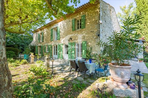 Maison 6 pièces 228 m² · à Eygalières · 228 m² · 1 410 000 €