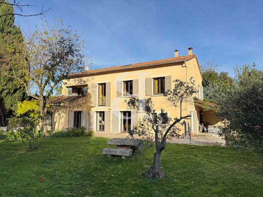 Maison 10 pièces 253 m² · à Saint-Rémy-de-Provence · 253 m² · 1 080 000 €