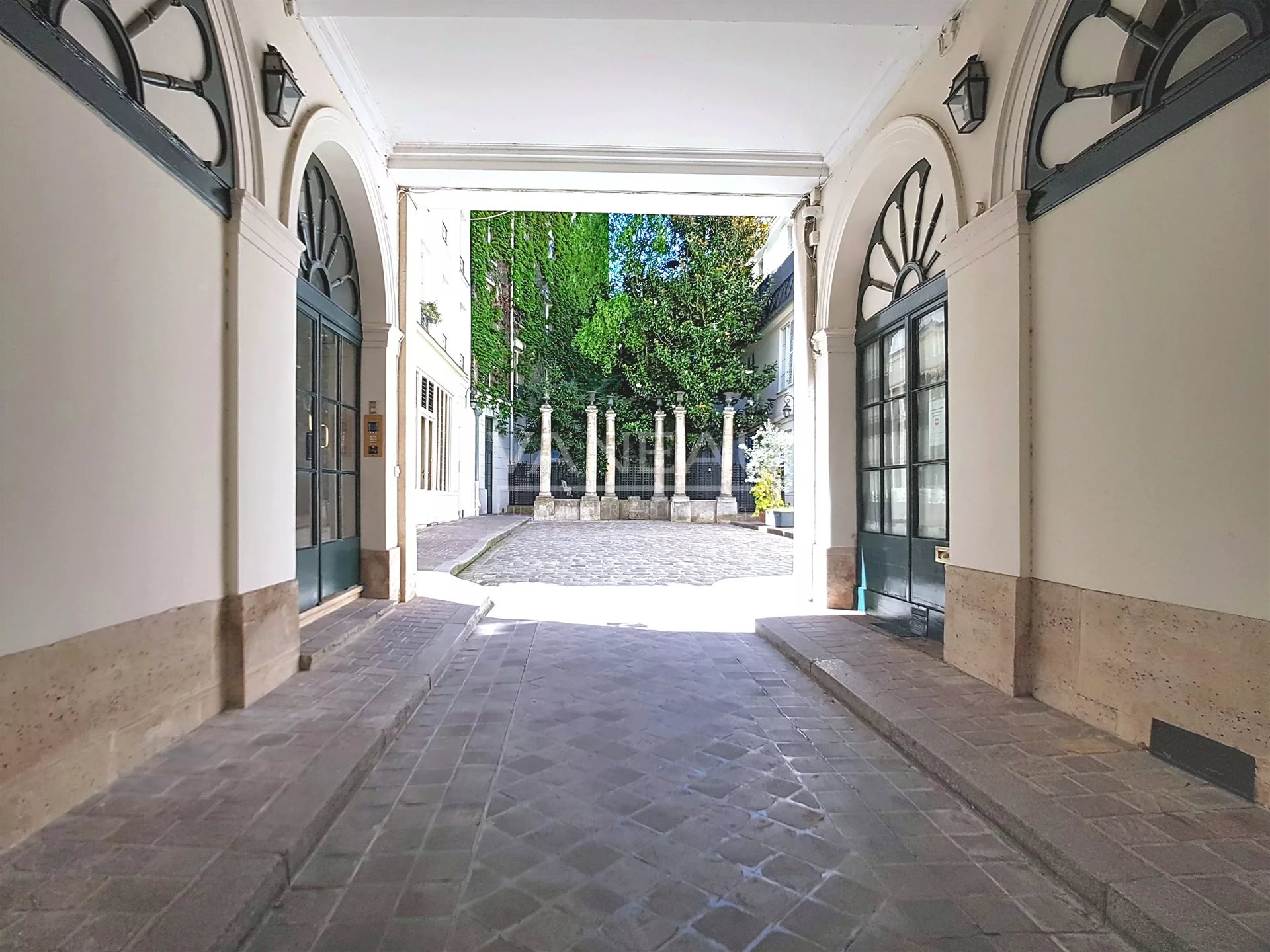 Prestigious renovated apartment - Plus