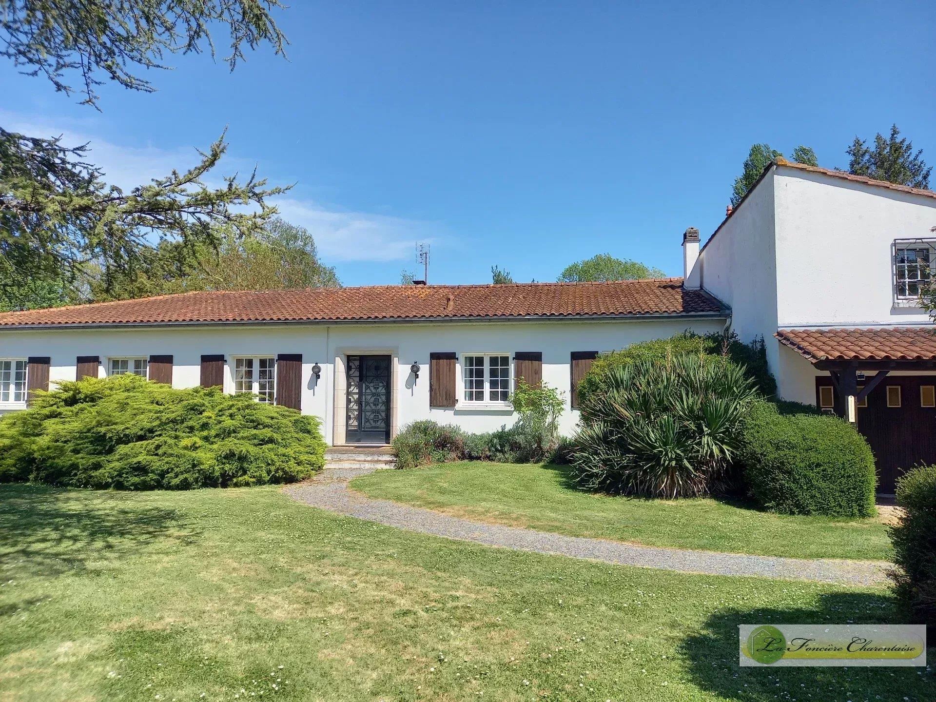 Maison à vendre, 285m², Aigre