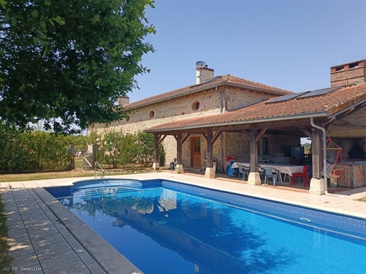 Maison 8 pièces 240 m² · à Charroux · 240 m² · 421 000 €