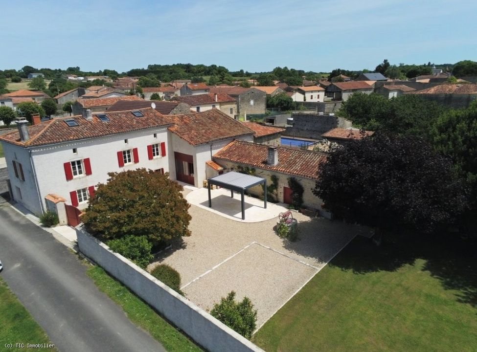 Maison à vendre, 214m², Aigre