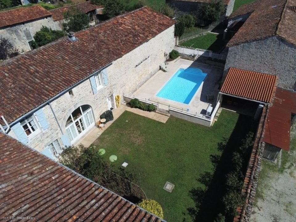Maison à vendre, 392m², Aigre