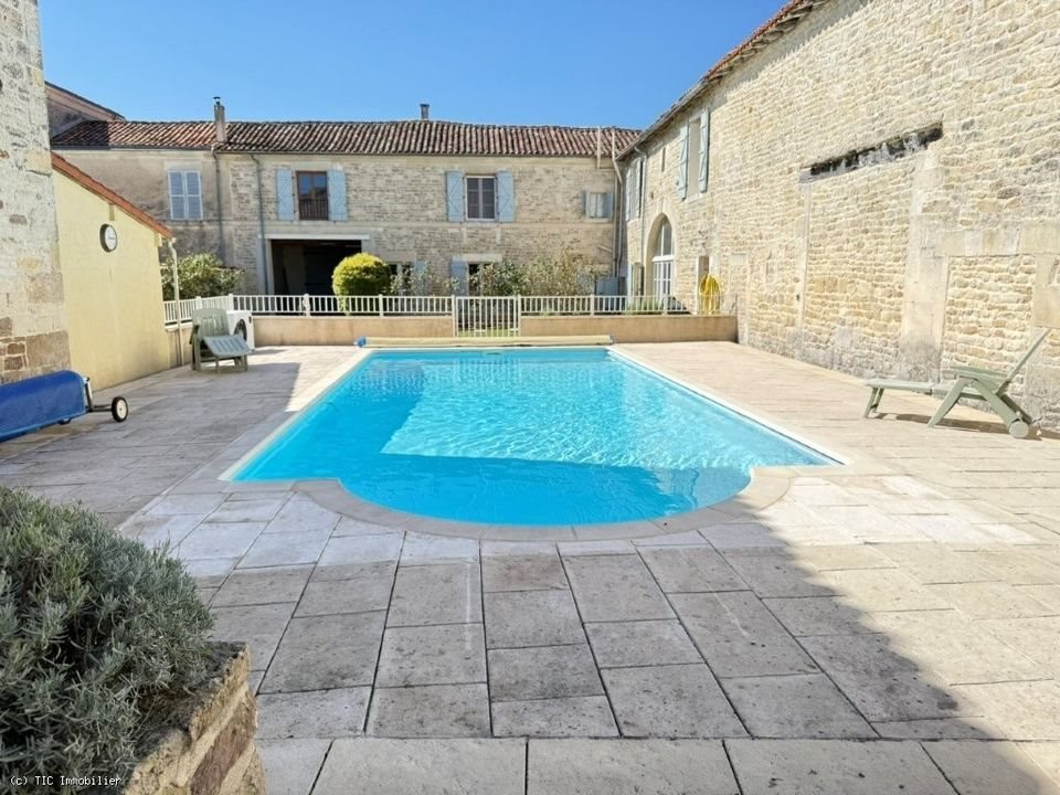 Maison à vendre, 392m², Aigre