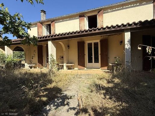 Maison 5 pièces 201 m² · à Nanteuil-en-Vallée · 201 m² · 147 970 €