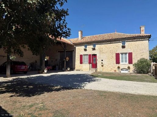 Maison 6 pièces 179 m² · à Villefagnan · 179 m² · 186 000 €