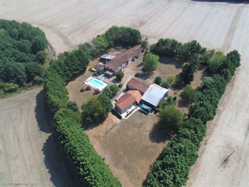 Maison 12 pièces 307 m² · à Charroux · 307 m² · 421 000 €