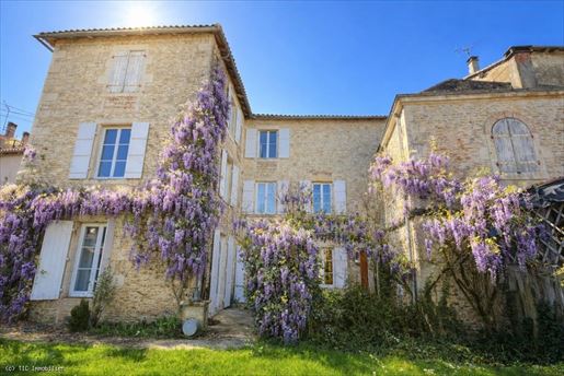Annonce · à Ruffec · 455 m² · 346 300 €