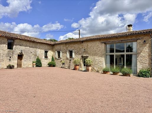 Maison 7 pièces 201 m² · à Villefagnan · 201 m² · 375 000 €