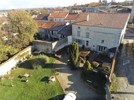 Maison 10 pièces 495 m² · à Aigre · 495 m² · 399 950 €