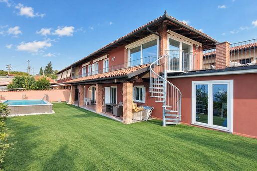 Elegante villa in Dogliani in de Langhe met zwembad en uitzicht op de Alpen