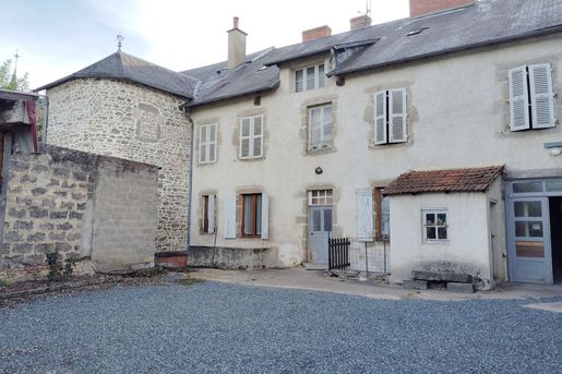 Maison 8 pièces 205 m² · à Le Mayet-de-Montagne · 205 m² · 149 500 €