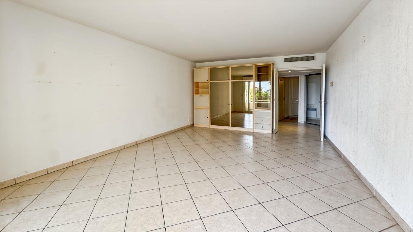 Apartment in Antibes - View 3