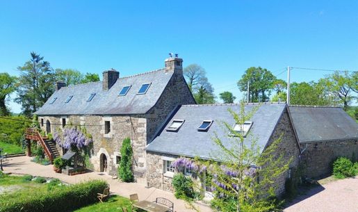 Maison 13 pièces 336 m² · à Duault · 336 m² · 419 000 €