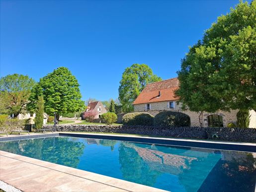 Maison 22 pièces 760 m² · à Gramat · 760 m² · 1 198 000 €