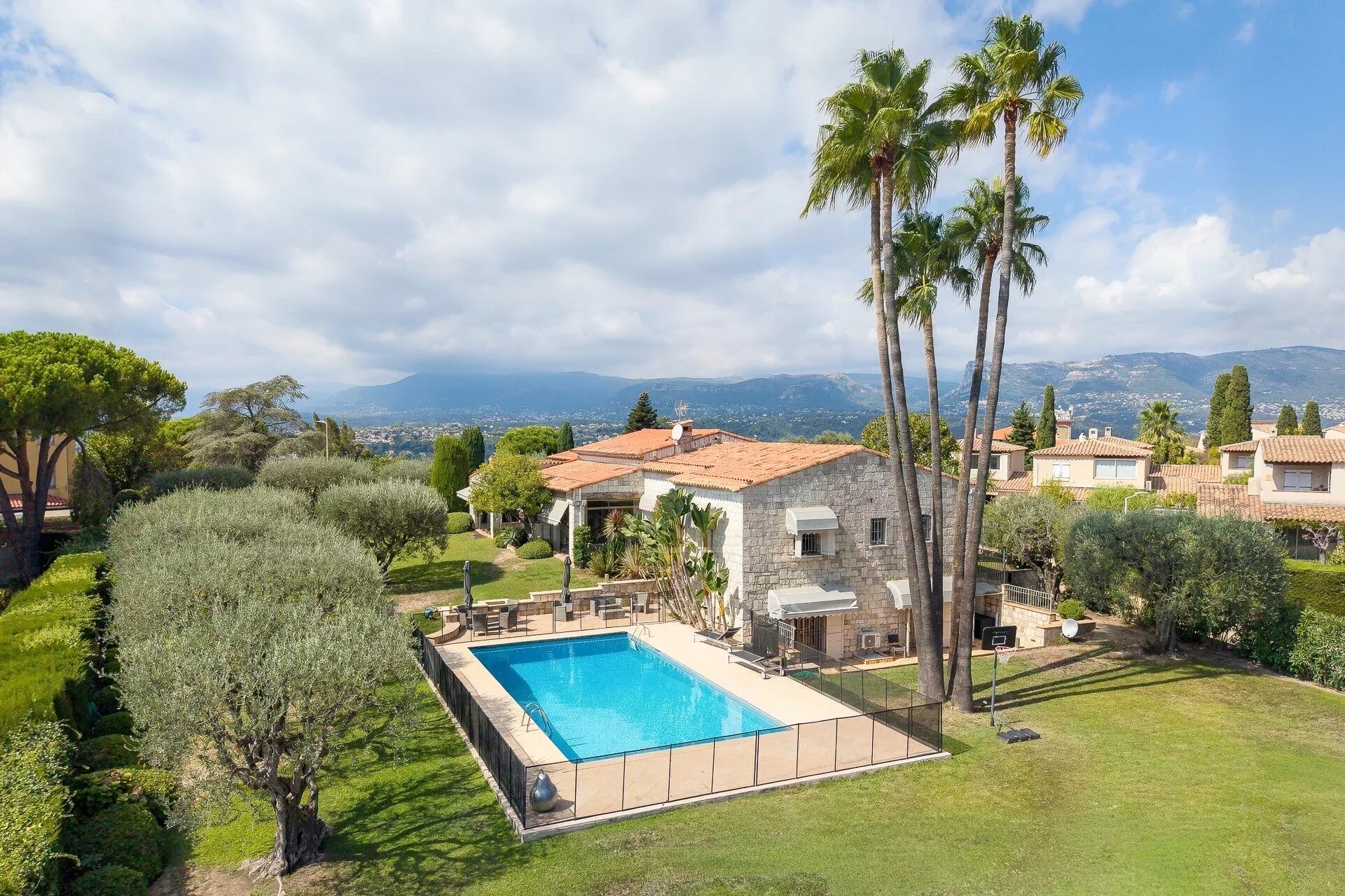 Casa, 360 m², terreno 3063 m²