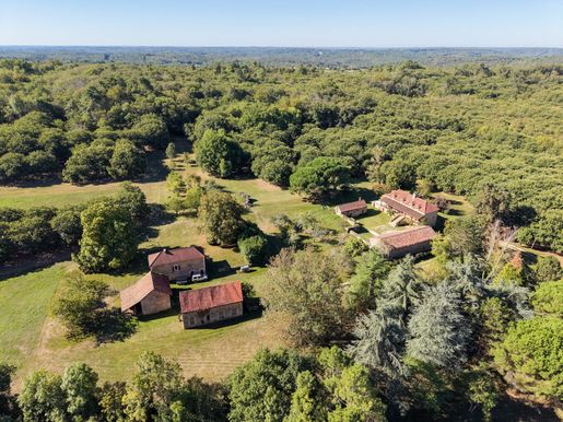Maison 10 pièces 230 m² · à Sarlat-la-Canéda · 230 m² · 698 000 €
