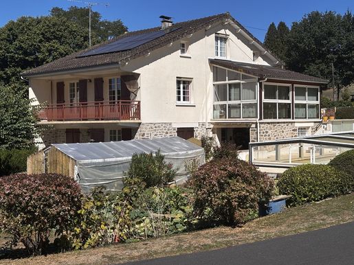 Maison 8 pièces 168 m² · à Chamberet · 168 m² · 180 000 €