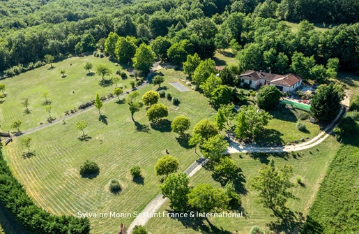 Maison 14 pièces 355 m² · à Tourtoirac · 355 m² · 654 000 €