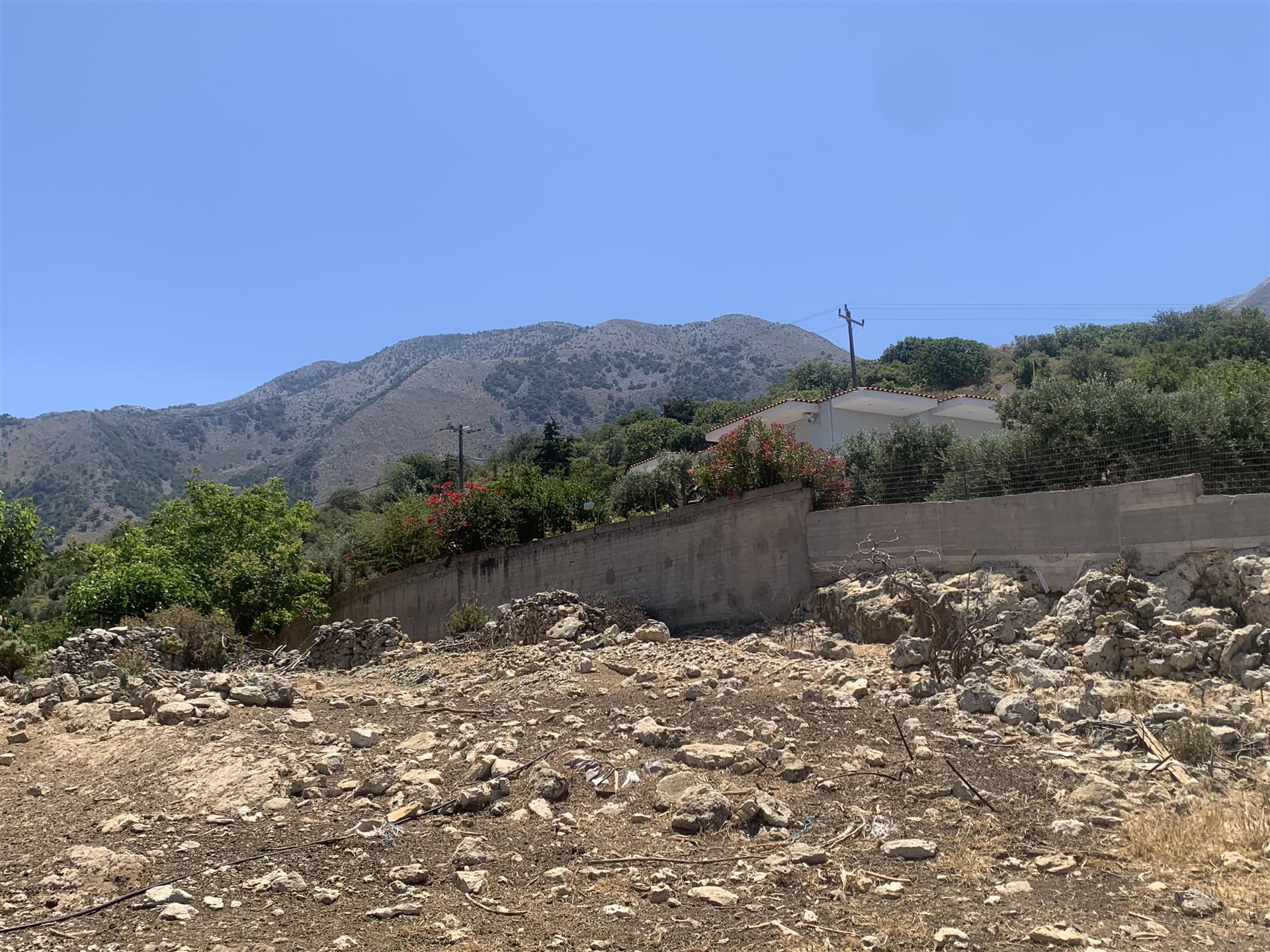 Baugrundstück mit Blick auf das Meer und die umliegenden Berge, in der Nähe des Kournas-Sees, Kreta
