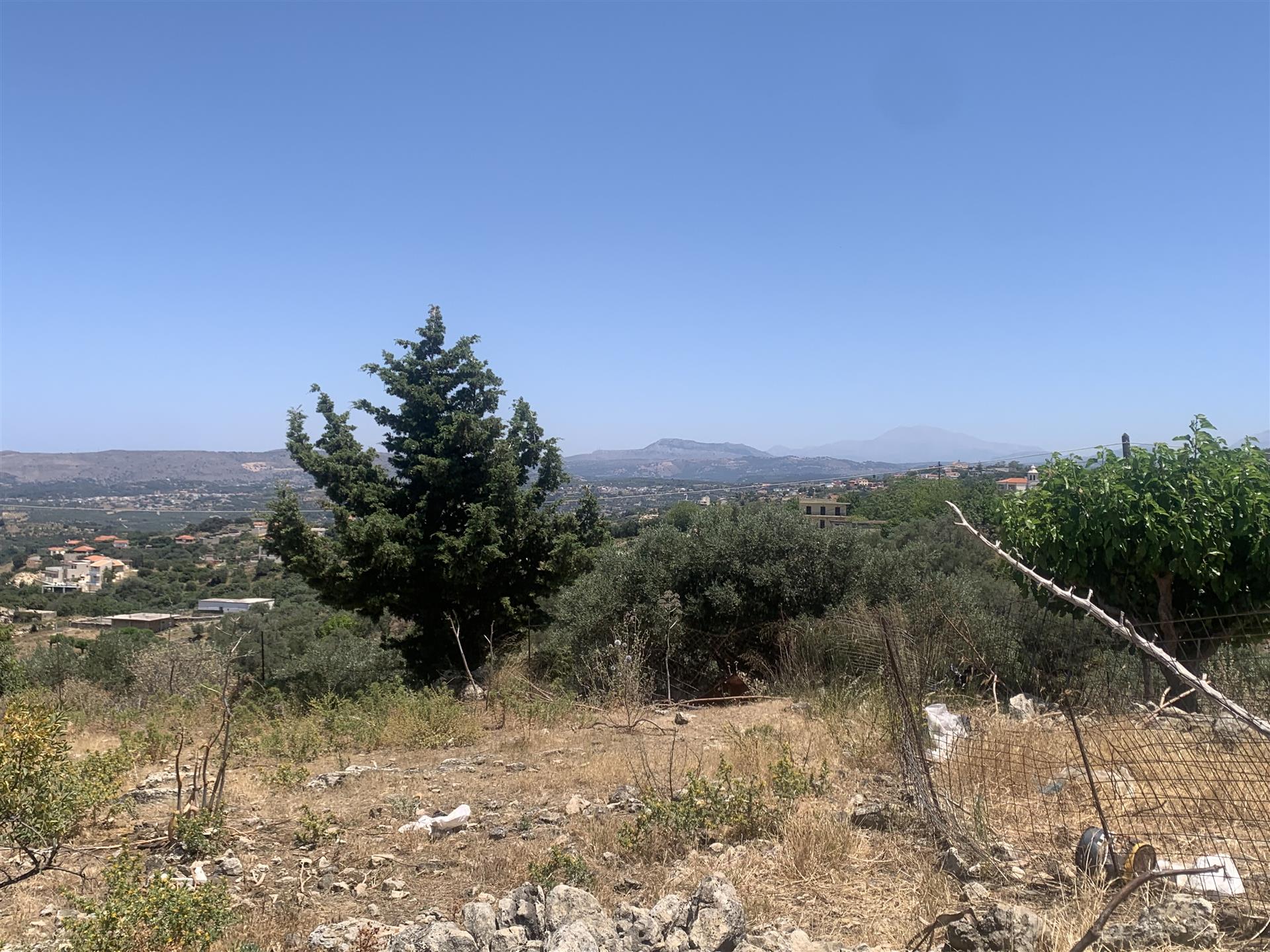 Baugrundstück mit Blick auf das Meer und die umliegenden Berge, in der Nähe des Kournas-Sees, Kreta
