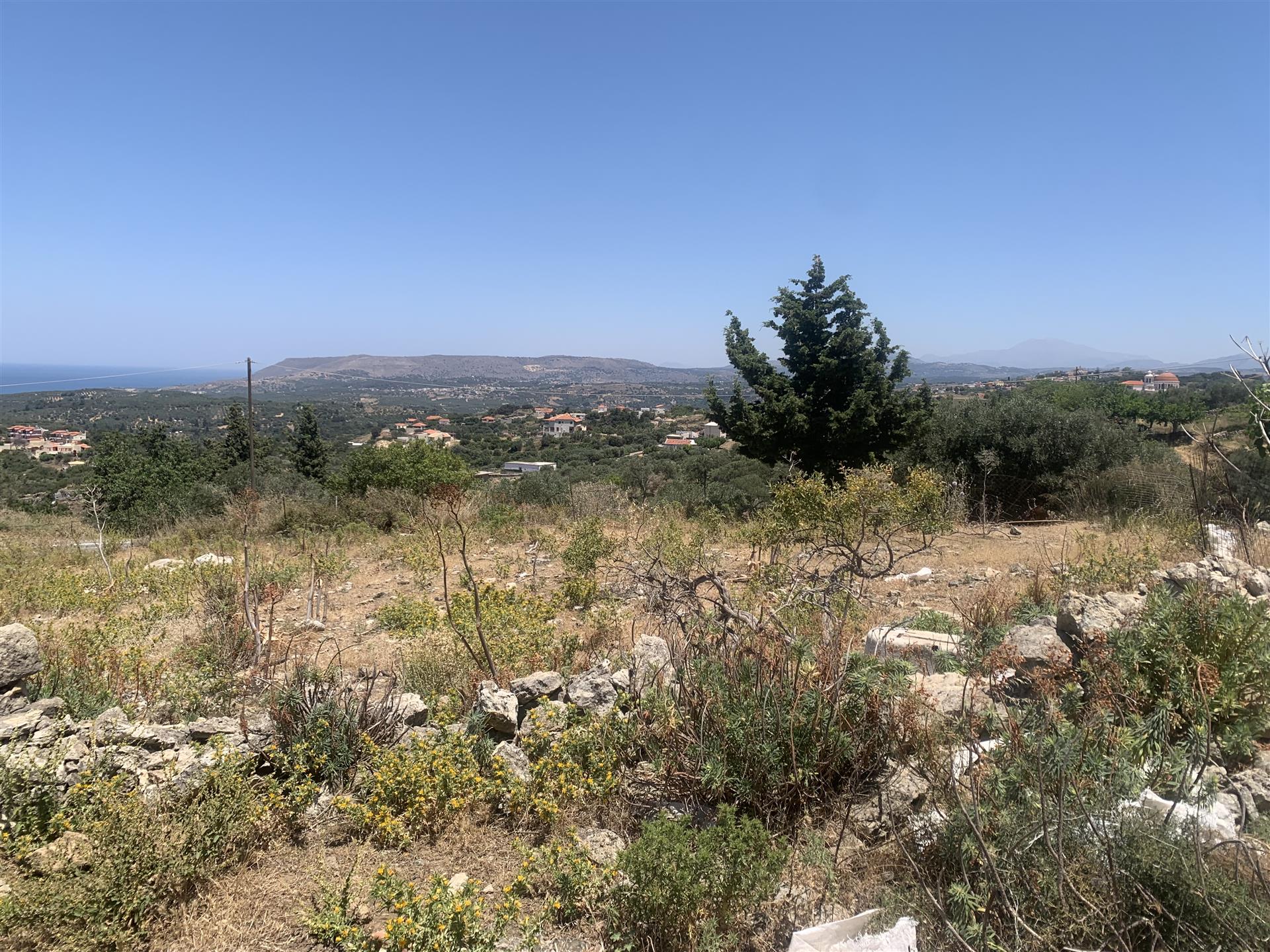 Baugrundstück mit Blick auf das Meer und die umliegenden Berge, in der Nähe des Kournas-Sees, Kreta