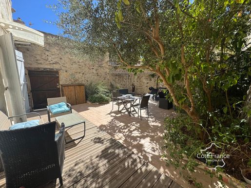 Maison 9 pièces 213 m² · à Montblanc · 213 m² · 349 000 €