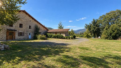 Maison 7 pièces 214 m² · à Le Cheylard · 214 m² · 274 000 €