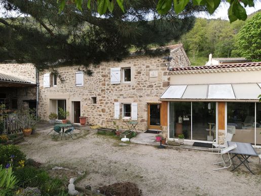 Maison 7 pièces 170 m² · à Saint-Georges-les-Bains · 170 m² · 460 000 €