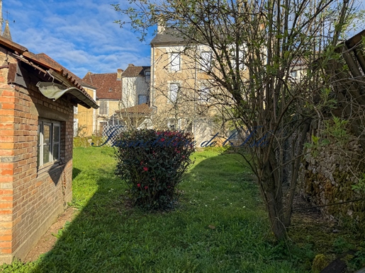 Maison 8 pièces 216 m² · à Cubjac · 216 m² · 175 000 €